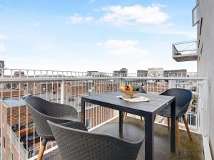 Sanders Arena - Chic Three-Bedroom Apartment Close to Metro Station