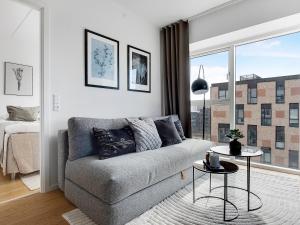 Sanders Arena - Chic Three-Bedroom Apartment Close to Metro Station