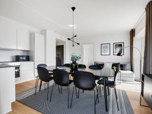 Sanders Arena - Chic Three-Bedroom Apartment Close to Metro Station