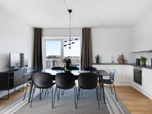 Sanders Arena - Chic Three-Bedroom Apartment Close to Metro Station