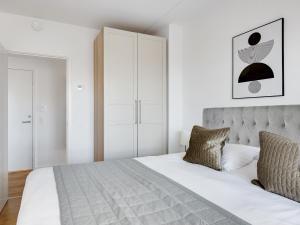 Sanders Arena - Chic Three-Bedroom Apartment Close to Metro Station