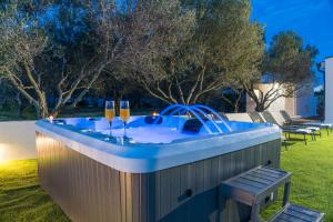 Villa Grioni, beach front villa with jacuzzi 