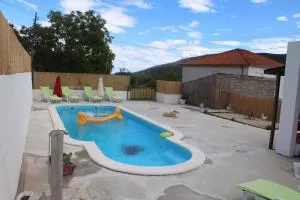 Villa with swimming pool and game room - Tugare