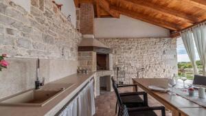 Rustical countryside villa with swimming pool in Sveti Lovreč