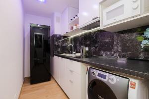 UNITApartaments Short Rent Apartment in Warsaw by Metro Station Rondo ONZ Apart with 3bedrooms 23