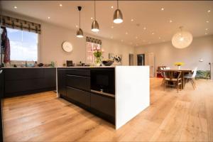 Townhouse - free parking, garden & games room