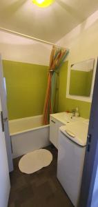 Grand studio lumineux à côté des plages