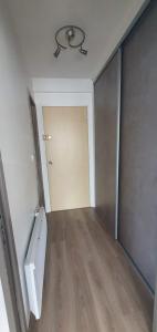 Grand studio lumineux à côté des plages