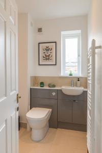 4 Bed City House with Private Garden and Parking