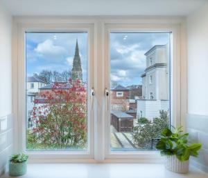 4 Bed City House with Private Garden and Parking