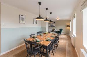 4 Bed City House with Private Garden and Parking