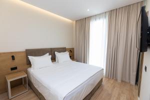 B&B Champagne, Vlore Bay