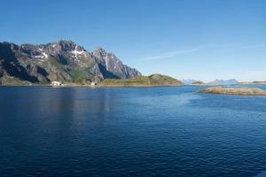Seafront apartment Henningsvær