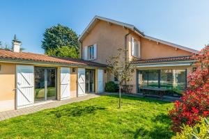 Villas Beautiful villa with pool nearby Lyon - Welkeys : photos des chambres