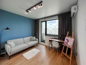 Sweet Home at Nauky metro