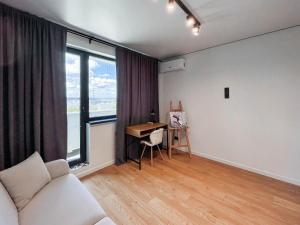 Sweet Home at Nauky metro