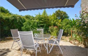 Maisons de vacances Amazing Home In Petreto Bicchisano With Outdoor Swimming Pool, Swimming Pool And Heated Swimming Pool : Maison de Vacances 2 Chambres