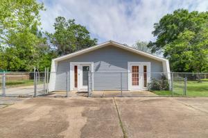 obrázek - La Porte Home with Hammock Near Sylvan Beach!