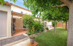 Maisons de vacances Amazing home in Fourques with 4 Bedrooms, WiFi and Outdoor swimming pool : photos des chambres