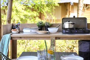 Glamping Safarilodge Grutte Fiif met airco, extra keuken op veranda en privé achtertuin