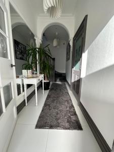 Green Corner Villa - Walls Hill - Cosy Luxury Apartment in Central Torquay with Free Parking & EV