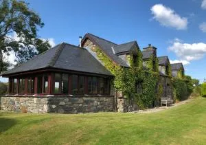 Cae Ceiniog - Cross Foxes