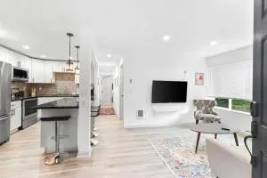 Hillside in Seattle - updated and well appointed. - Mount Baker