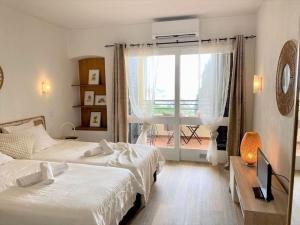 Studio with great sea view, near the beach, with AC and pools