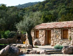 Maisons de vacances Maison de 3 chambres avec vue sur la mer piscine partagee et jardin clos a Cargese : photos des chambres