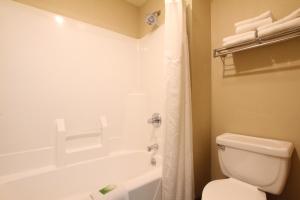 Holiday Inn Express & Suites Chicago-Libertyville by IHG