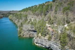 Cliffside Eureka Springs Cabin with Beaver Lake View - Pine Top