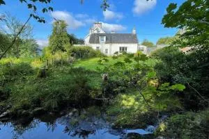 Traditional farm cottage with woodburner by stream - Loch Awe