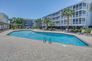 Walk to Ocean Myrtle Beach Condo with Screened Deck