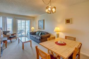 Walk to Ocean Myrtle Beach Condo with Screened Deck