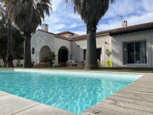 Villa avec magnifique piscine et grand jardin, à 2 pas du golf et de la plage
