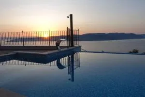 Villa Navis with two separate apartments and an infinity pool with sea view - Plomin