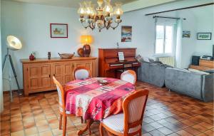 Maisons de vacances Nice home in Saint-Pol-de-Leon with WiFi and 4 Bedrooms : photos des chambres