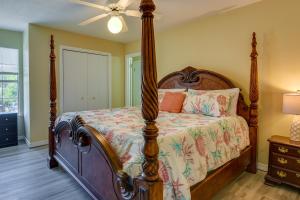 Breezy Fort Walton Townhome about 5 Mi to Beach!