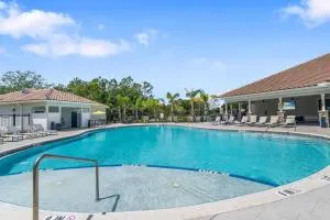 Elegant 1BR/1BA Condo with Pool, Gym and Laundry - 棕榈湾