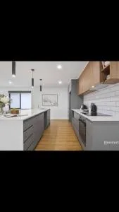 Spacious House Close to Hobart CBD WiFi and New Sony QLED Smart TV - Lindisfarne