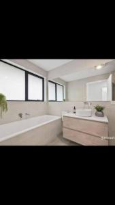 Spacious House Close to Hobart CBD WiFi and New Sony QLED Smart TV