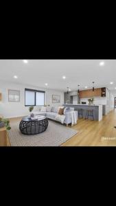 Spacious House Close to Hobart CBD WiFi and New Sony QLED Smart TV