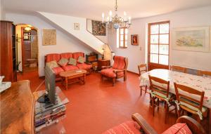 Maisons de vacances Lovely Home In La Garde With Kitchen : photos des chambres
