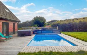 Stunning Home In Saint-Denoeux