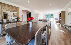 Maisons de vacances Stunning Home In Saint-denoeux With Wifi : photos des chambres