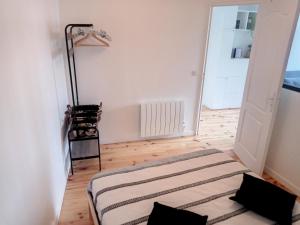 Appartements Appartement renove, 1 chambre, 300m de la gare, pres du centre de Granville - FR-1-361-479 : photos des chambres