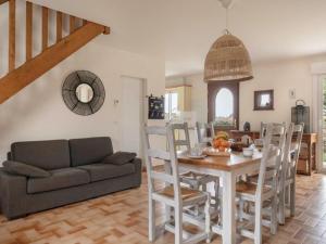 Maisons de vacances Maison Saint-Gildas-de-Rhuys, 5 pieces, 8 personnes - FR-1-639-94 : photos des chambres