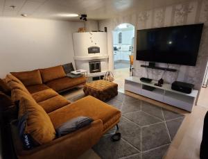 120n Villa Hietala paritalo, 1-8henkilön LUXUS majoitus, 3x160cm jenkkisängyt Löhösohvat, iso takaterassi, täyd keittiö Kodink, laatu sauna, Takka, Tv 75