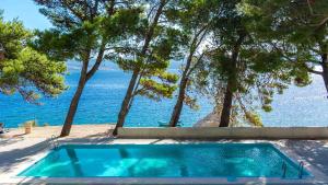 A beachfront villa near Omiš with a sauna and a gym