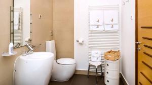 A beachfront villa near Omiš with a sauna and a gym